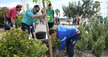 Miembros de Asprodesa y alumnos de la Escuela Agraria colaboran en la plantación de árboles en el Bulevar Ciudad de Vícar y en el de La Paz
