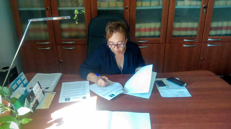 La alcaldesa de Somontín, Mercedes Navío, en el momento de la firma